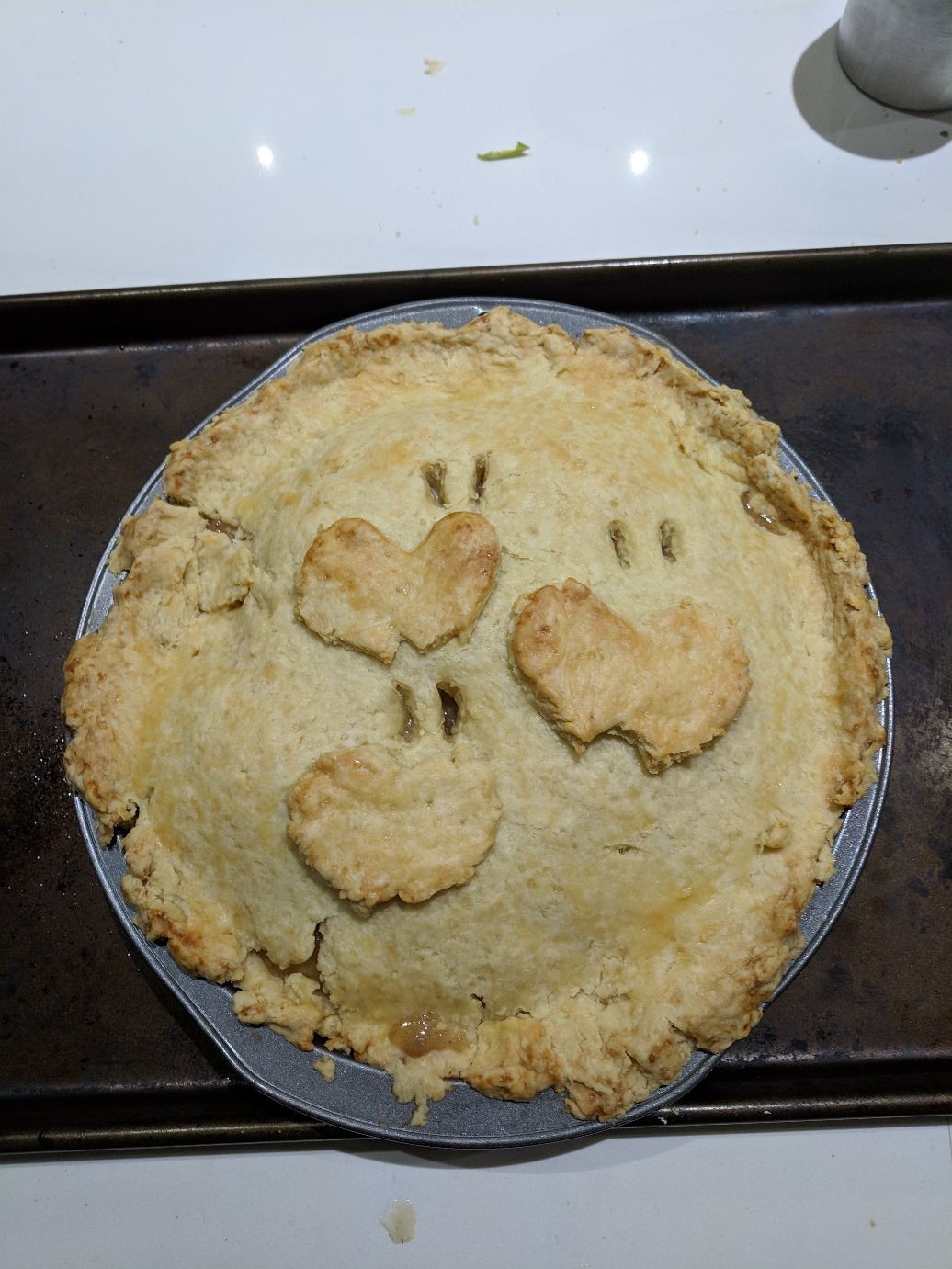 an apple pie with decorative apples arranged like Applejack's cutie mark