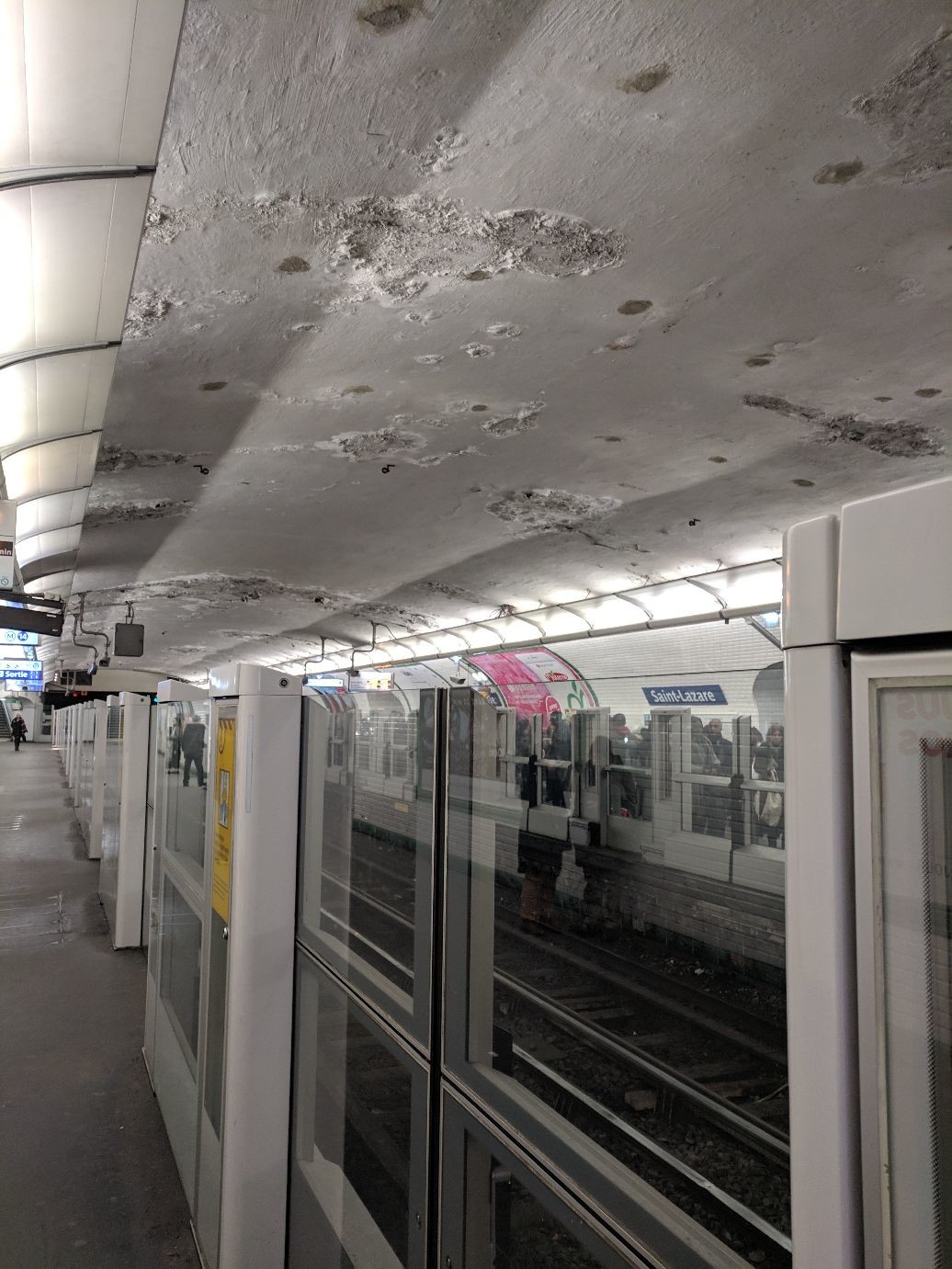 a Métro station with head height platform doors