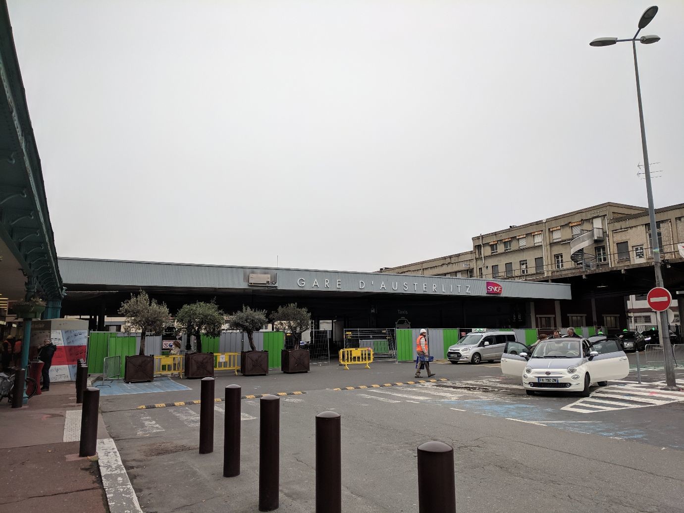 what passes for a facade: a low awning labelled Gare d'Austerlitz