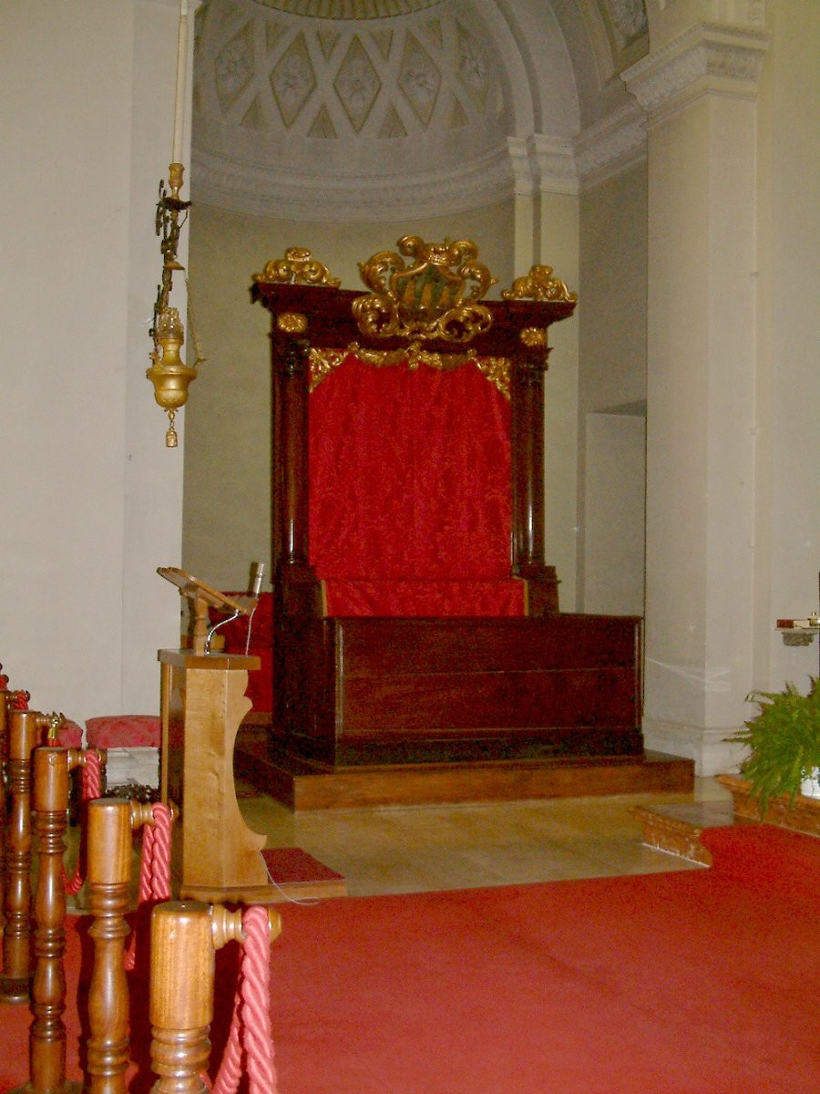 A loveseat-style throne