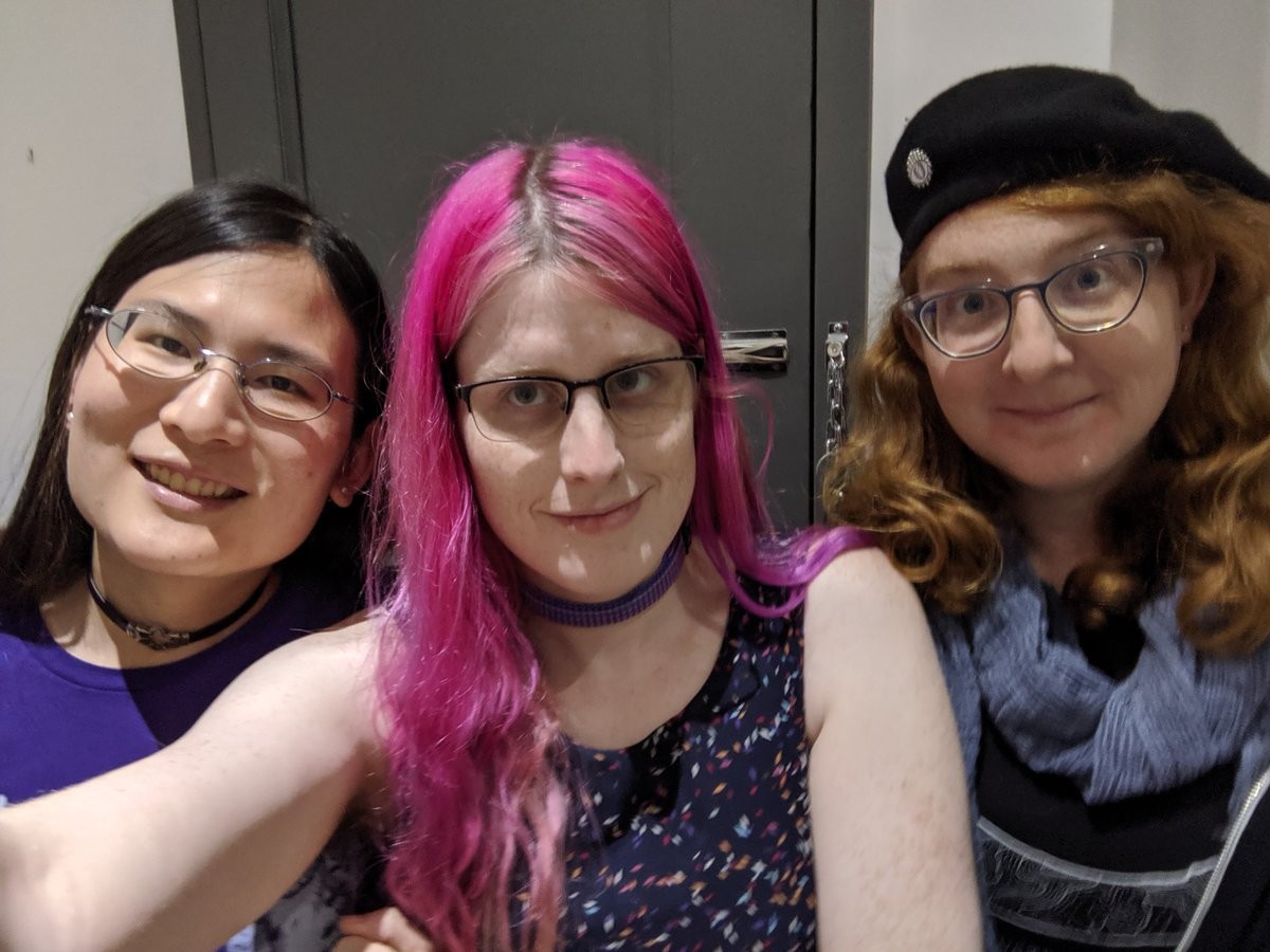 Three smiling lizzes